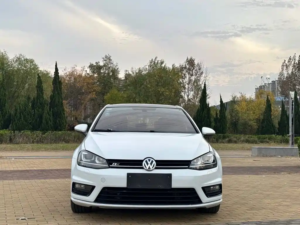 Photo 2 - Volkswagen Golf