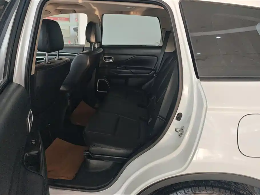 Mitsubishi Outlander 2018 2.0L 2WD Jiale Edition 7-seater фото 11