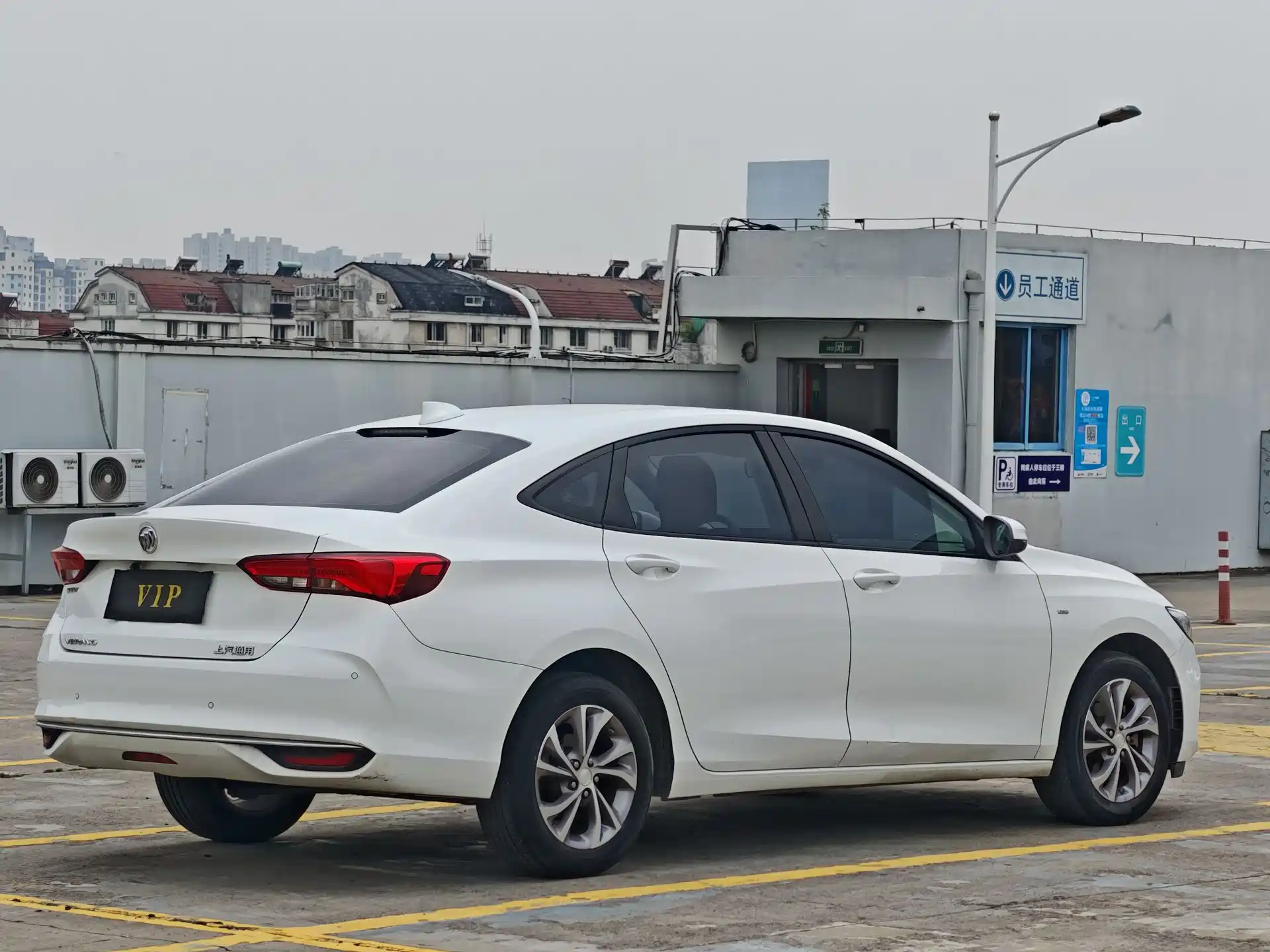 Photo 4 - Buick Verano