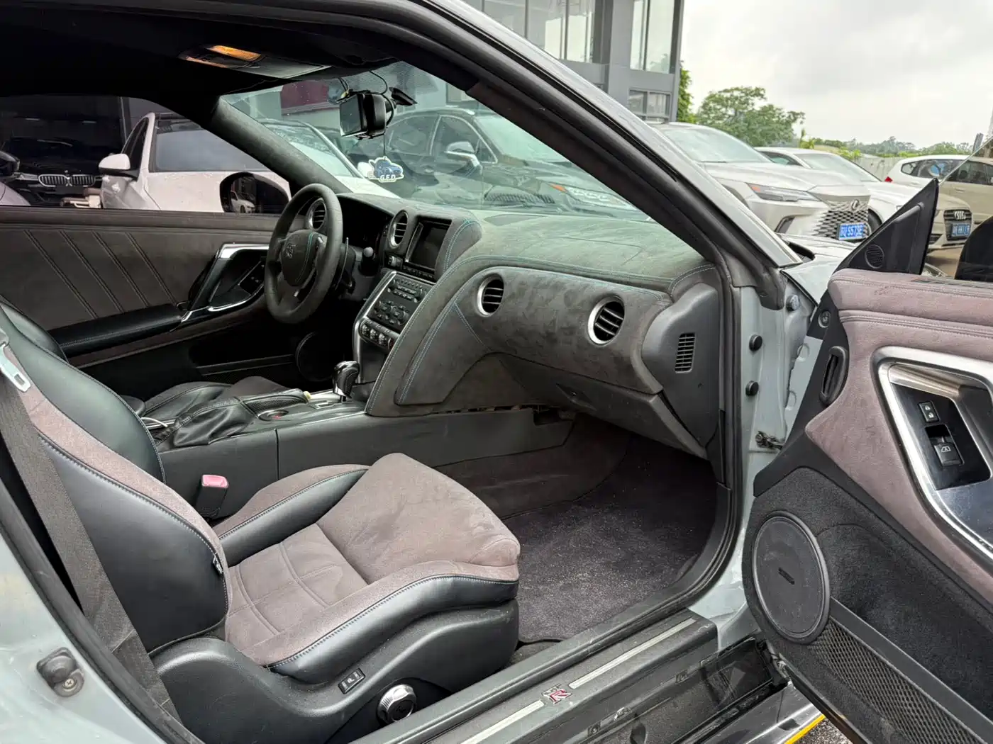 Nissan GT-R фото 5