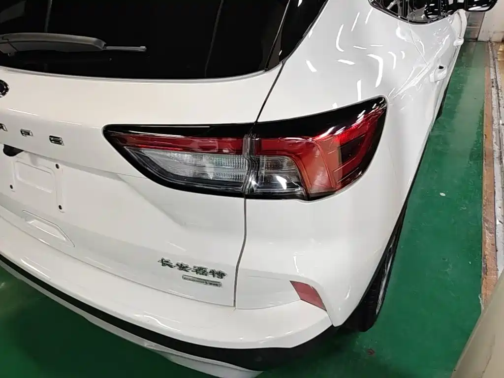 Photo 8 - Ford Escape
