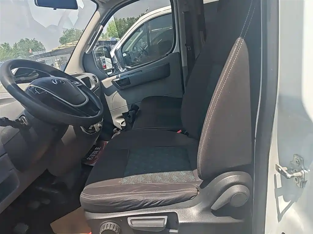 SAIC Maxus Xintu V80 2018 2.5T 6MT Aoyun Short Wheelbase Medium Roof 5-6-seater фото 17
