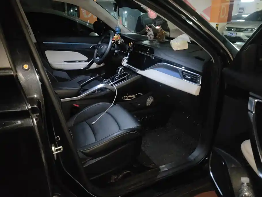 Photo 8 - Geely Atlas