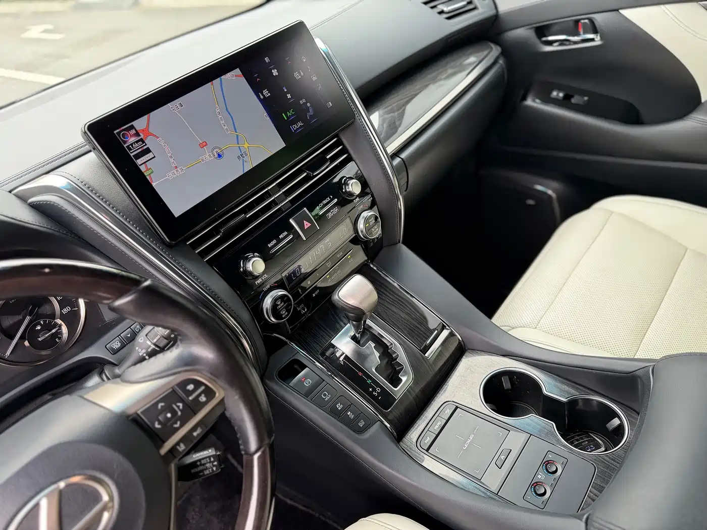 Lexus LM 2020 300h Seven-Seater Elegance Edition фото 12
