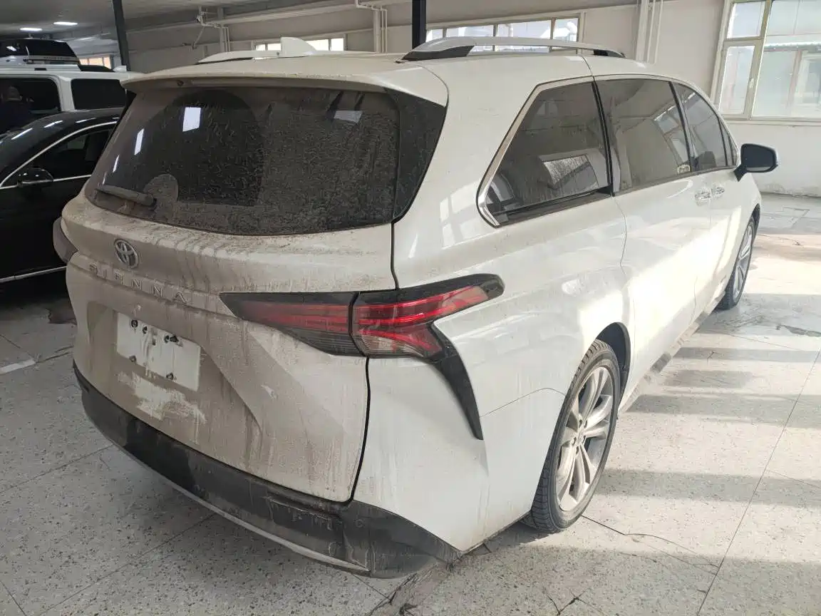 Toyota Sienna 2023 2.5L Hybrid Premium Edition фото 14