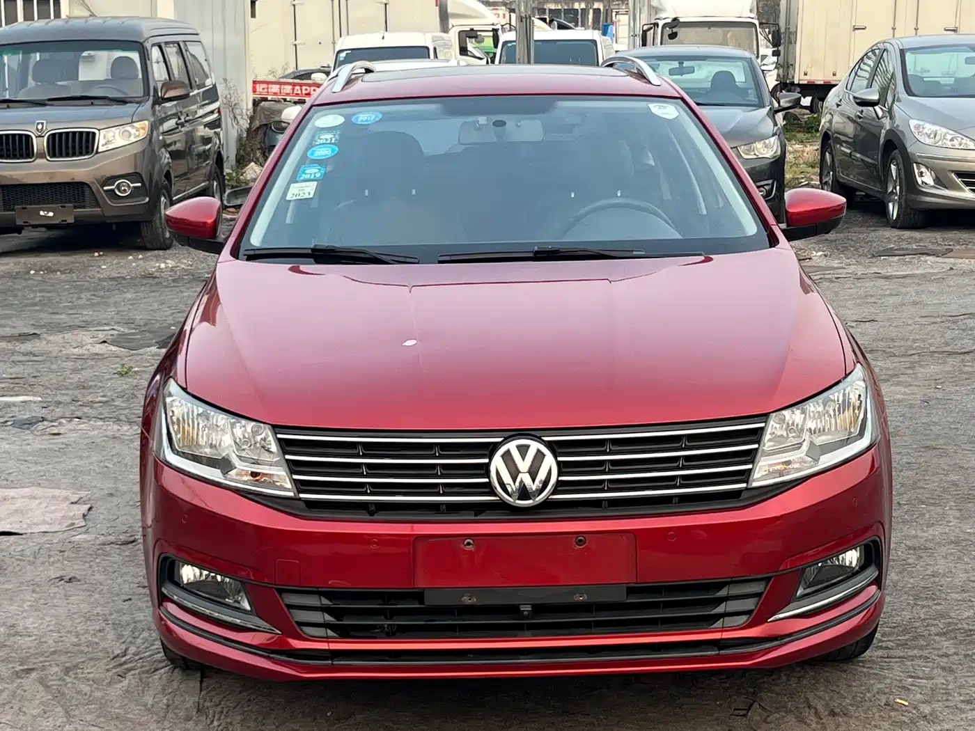 Volkswagen Lavida Tour 2015 1.6L Automatic Comfort Edition фото 2