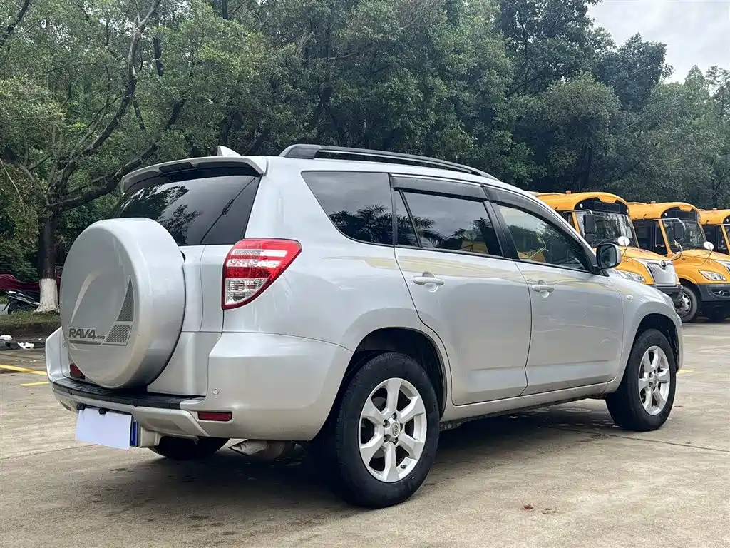 Toyota RAV4 Rongfang 2011 2.0L Automatic Classic Edition фото 7