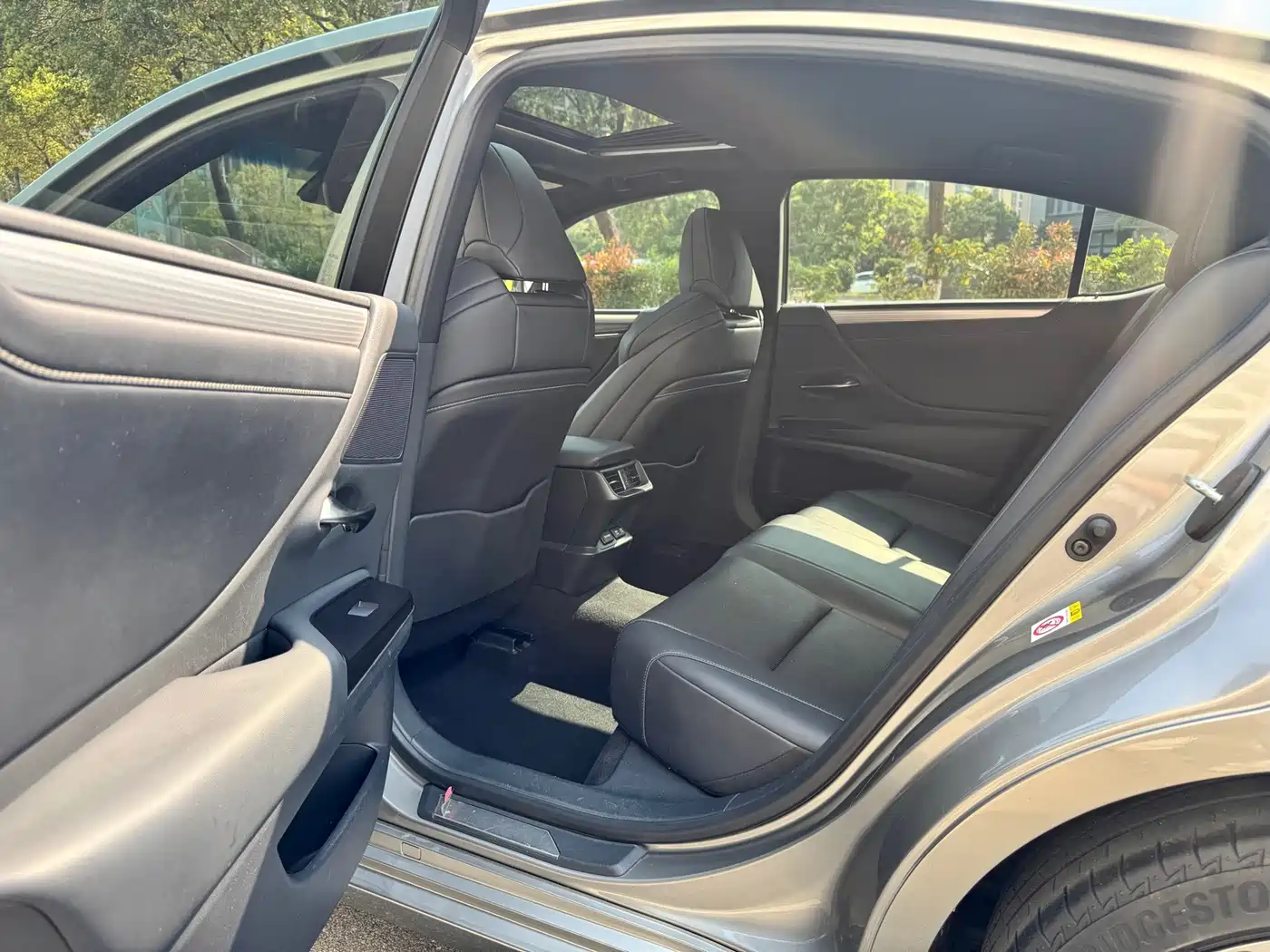 Фото 8 - Lexus ES