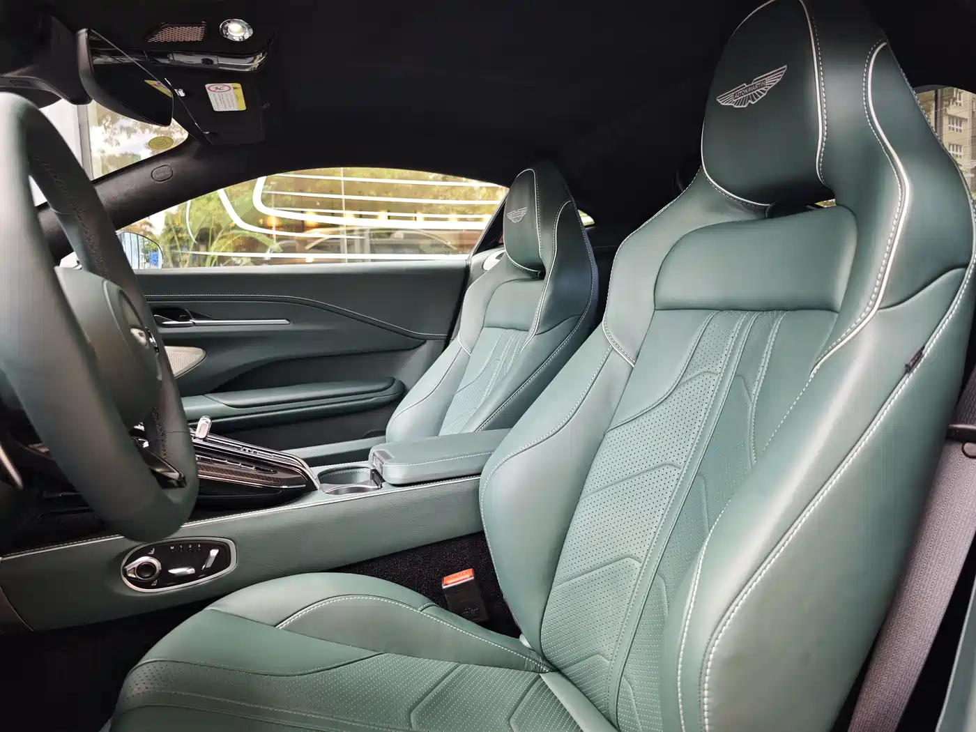 ASTON MARTIN V8 VANTAGE