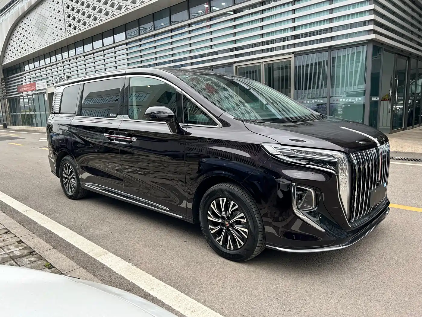 Hongqi HQ9 PHEV 2024 Model 2.0T AWD Business Edition фото 3