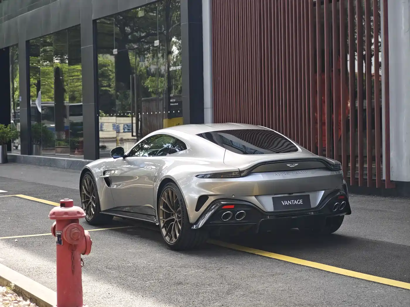 ASTON MARTIN V8 VANTAGE