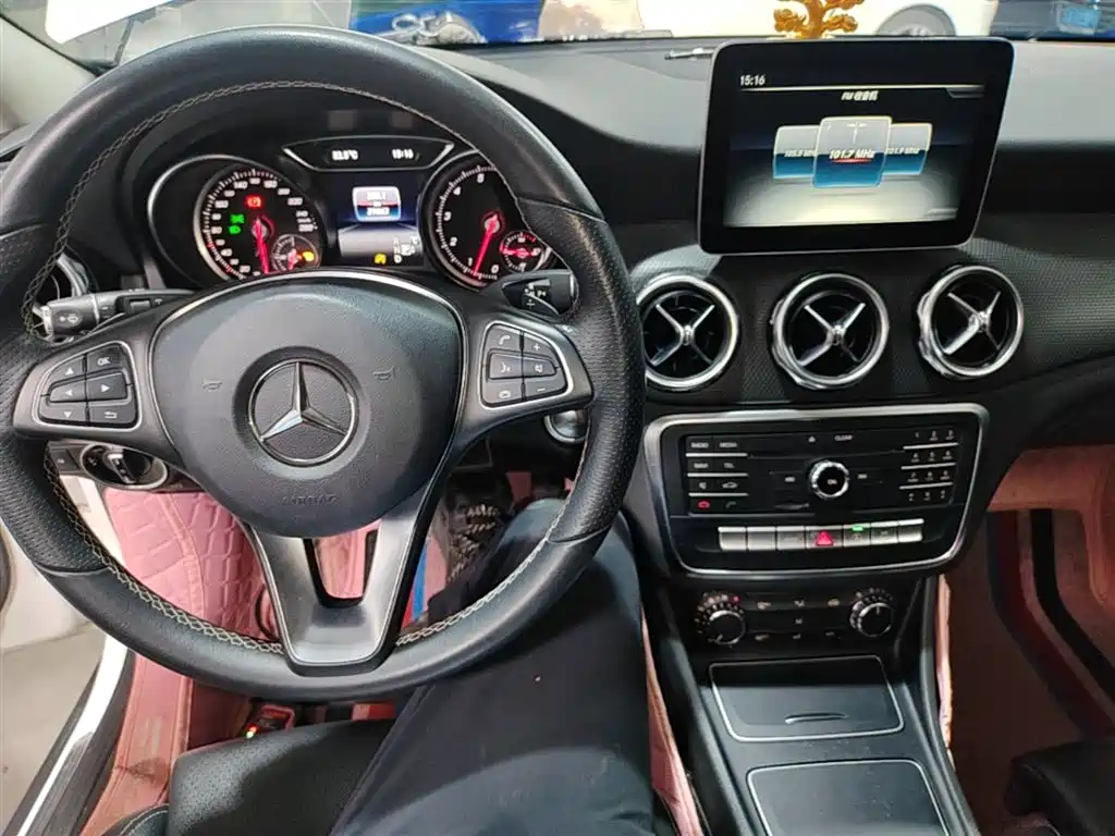 Mercedes-Benz GLA 2017 GLA 200 Dynamic фото 6