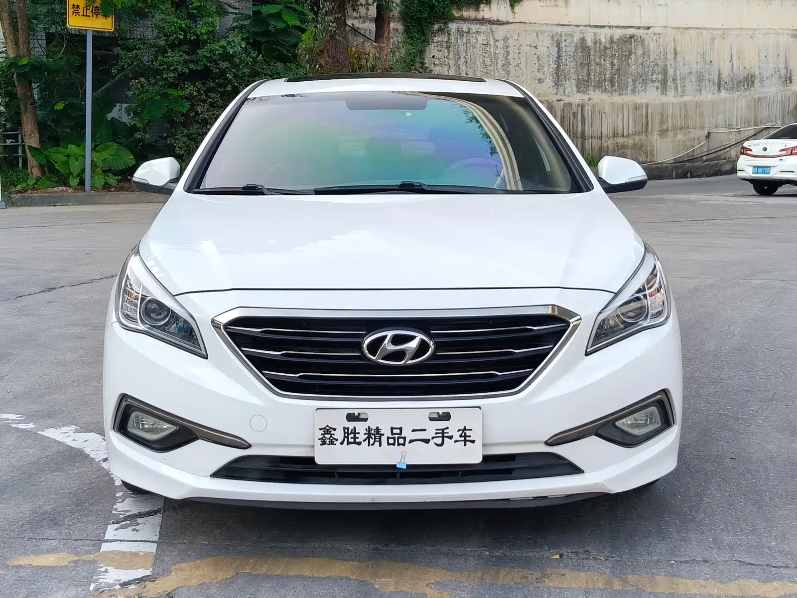 Photo 2 - Hyundai Sonata