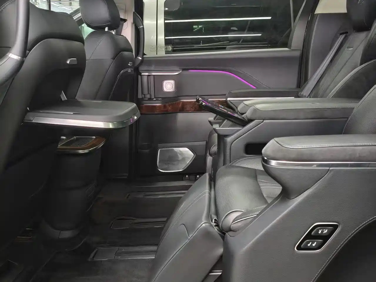 Hongqi HQ9 PHEV 2024 Model 2.0T AWD Luxury Edition фото 7
