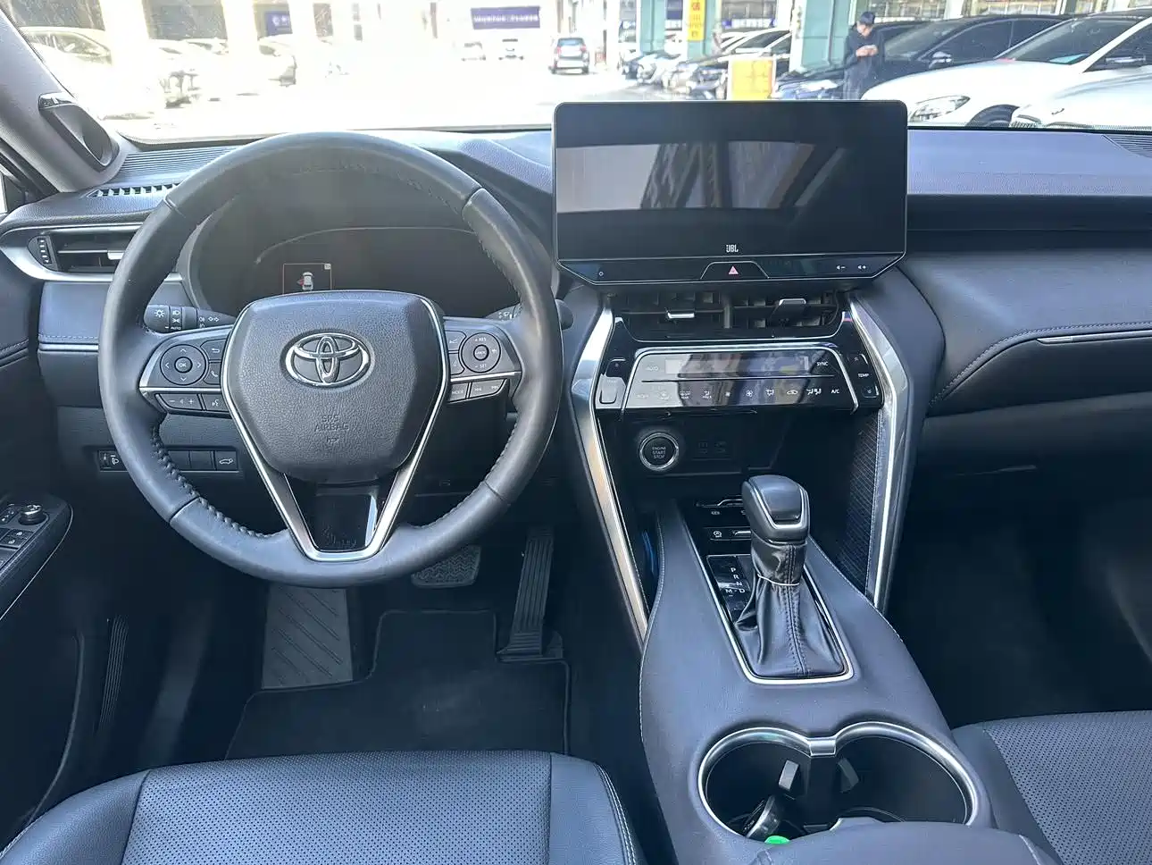 Toyota Venza 2023 2.0L CVT FWD Premium фото 10