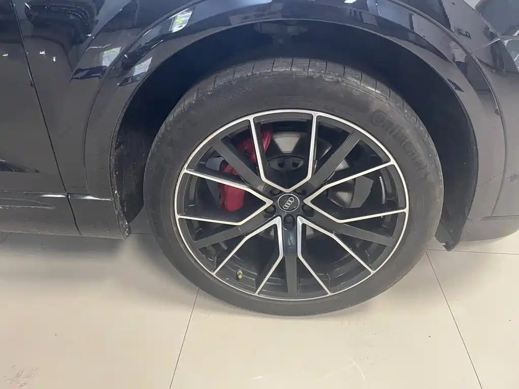 Фото 3 - Audi Q8
