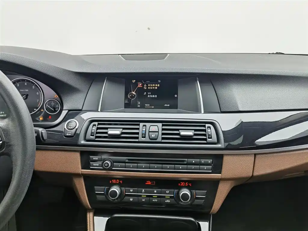 BMW 5 Series (Import) 2015 520i Elegance фото 12