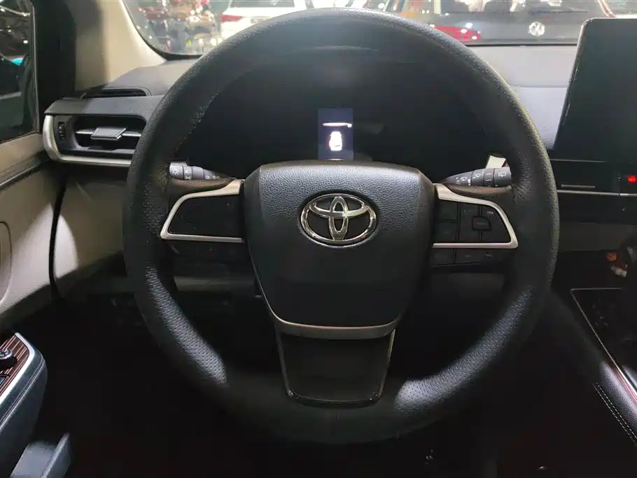 Toyota Granvia 2023 2.5L Hybrid Luxury Edition фото 15