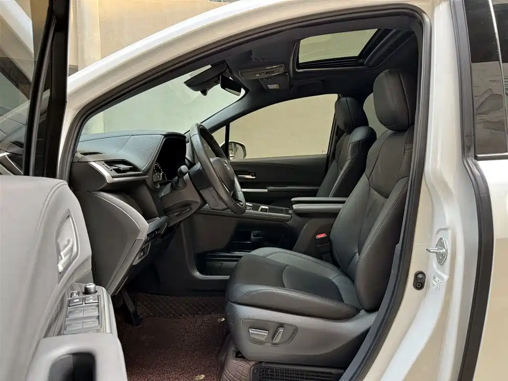 Toyota Sienna 2024 2.5L Hybrid 4WD Premium Edition фото 9