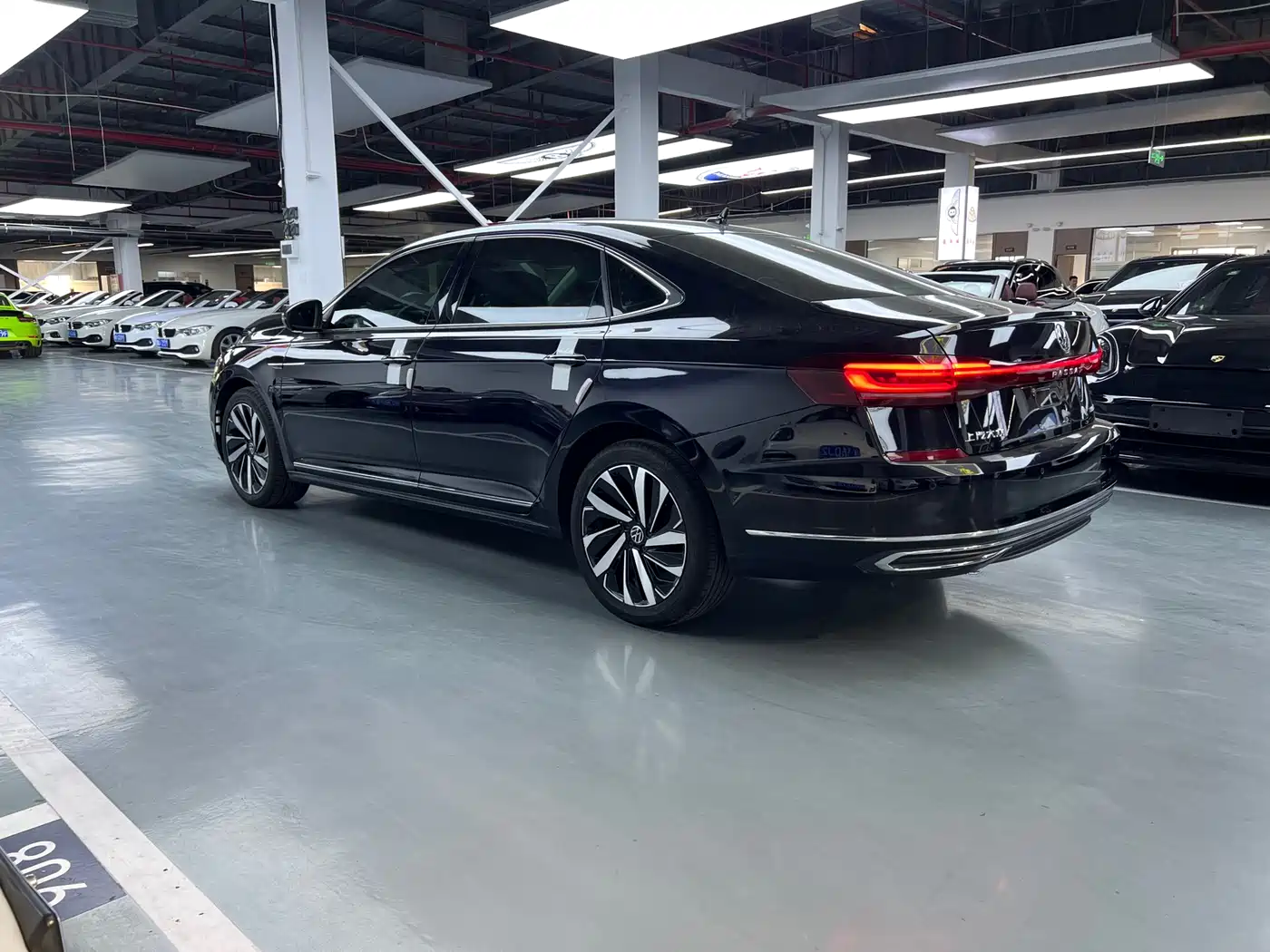 Volkswagen Passat 2023 380TSI Luxury Edition фото 17