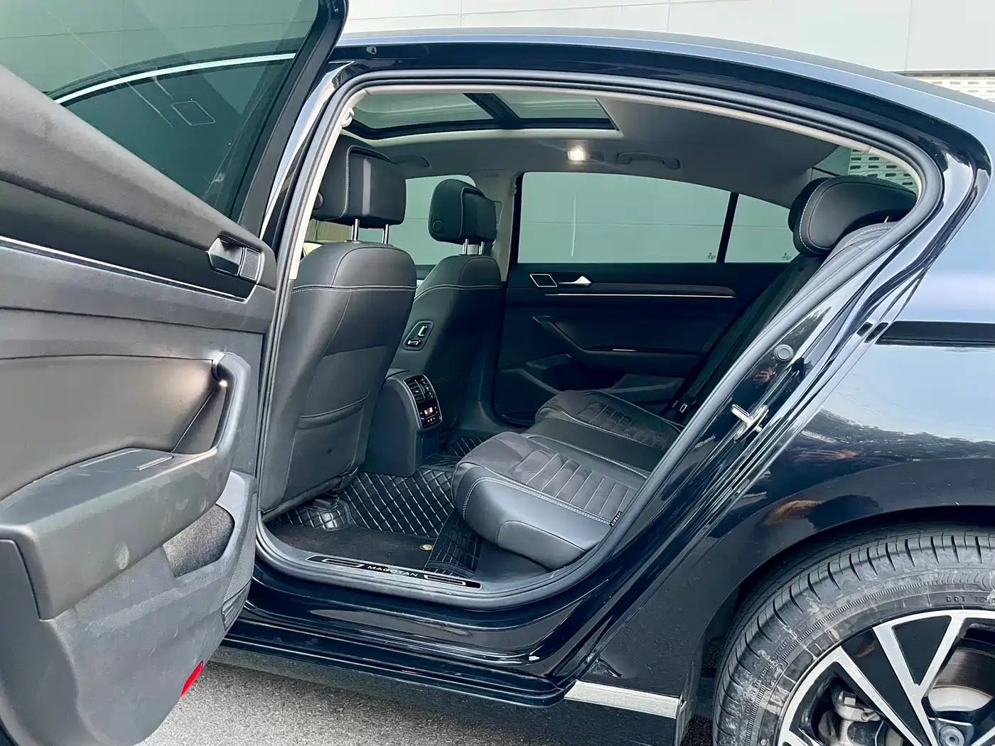 Volkswagen Magotan 2021 330TSI DSG 30th Anniversary Edition фото 8