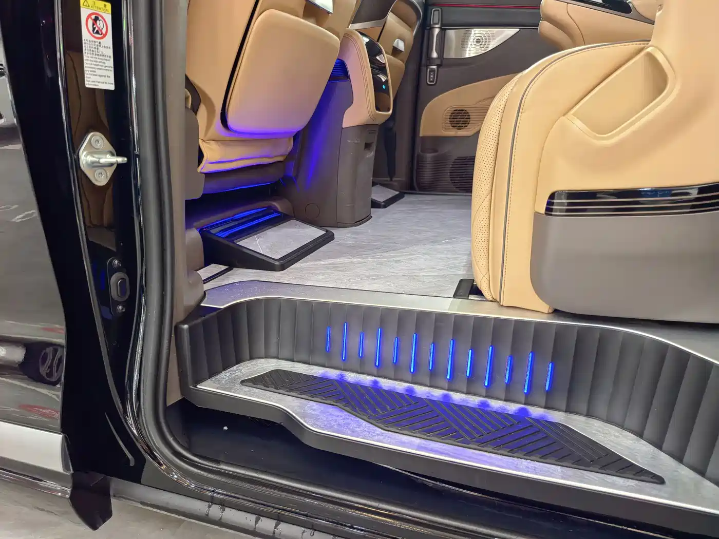 Denza D9 2022 DM-i 970 AWD Flagship фото 14