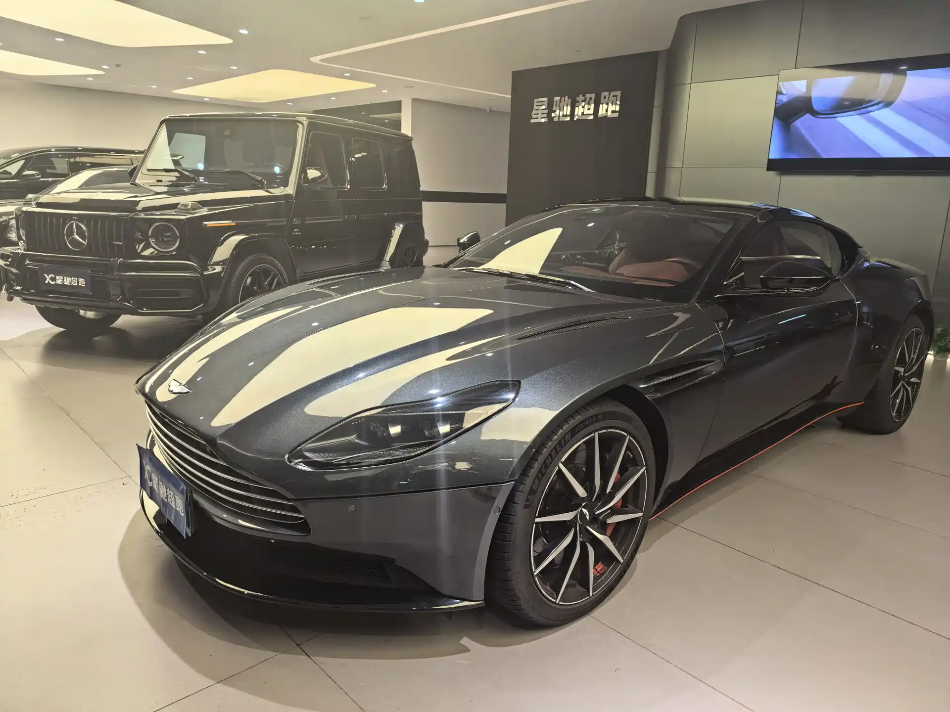 Фото 1 - Aston Martin DB11