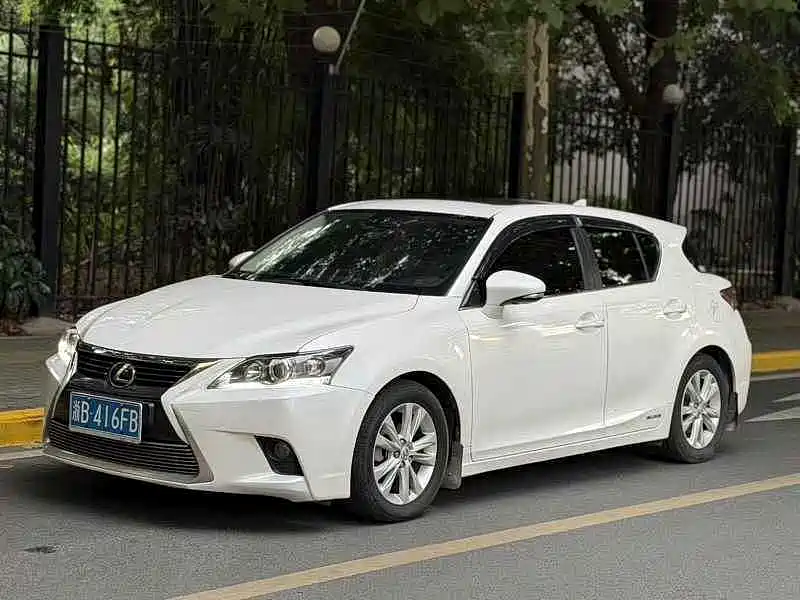 Фото 1 - Lexus CT