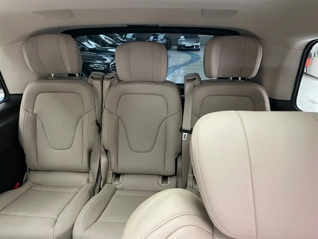 Mercedes-Benz V-Class 2021 V 260 L Long Wheelbase Premium Edition фото 16