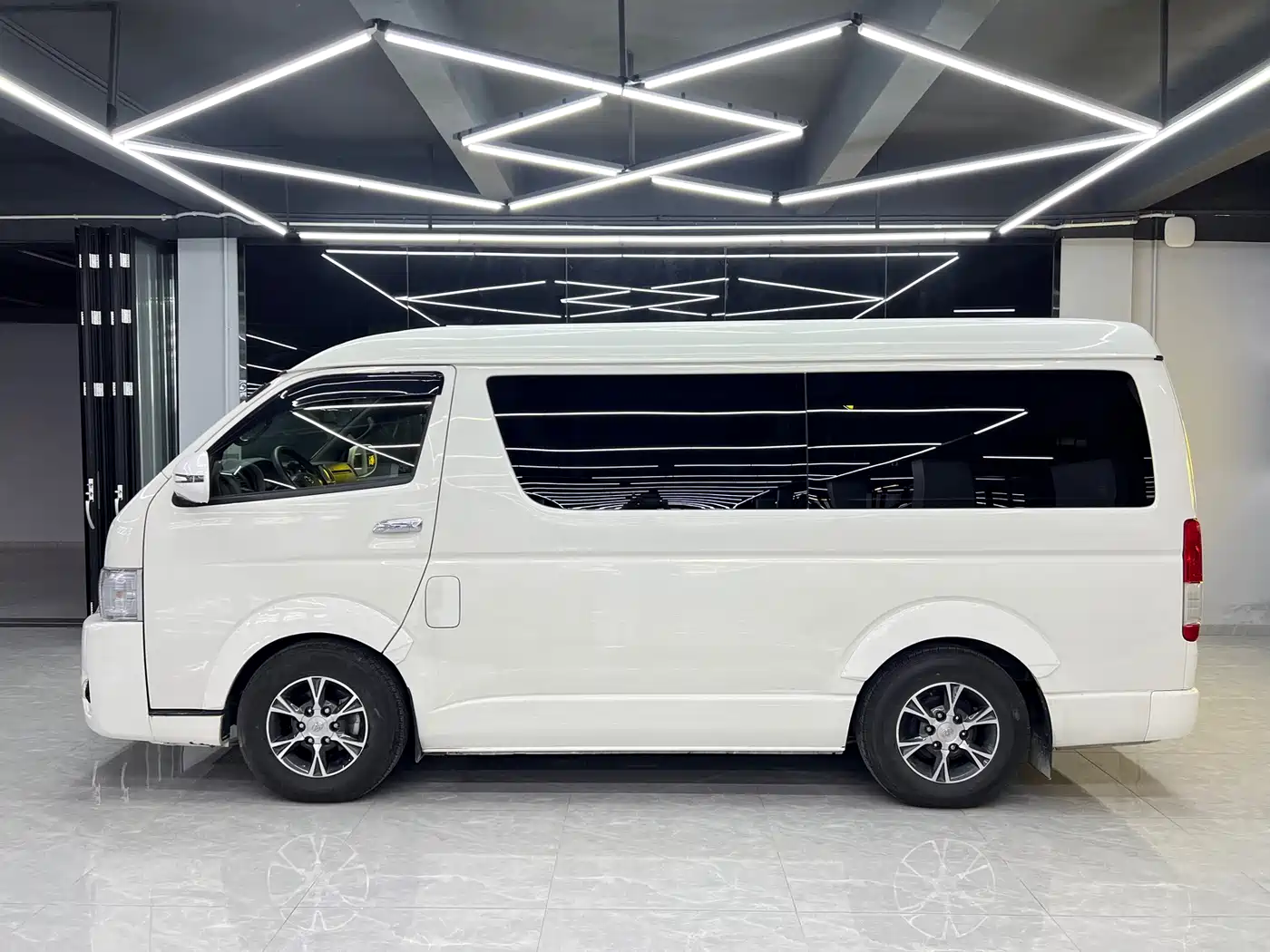 Toyota HIACE 2011 2.7L Manual Standard 10-seater фото 6