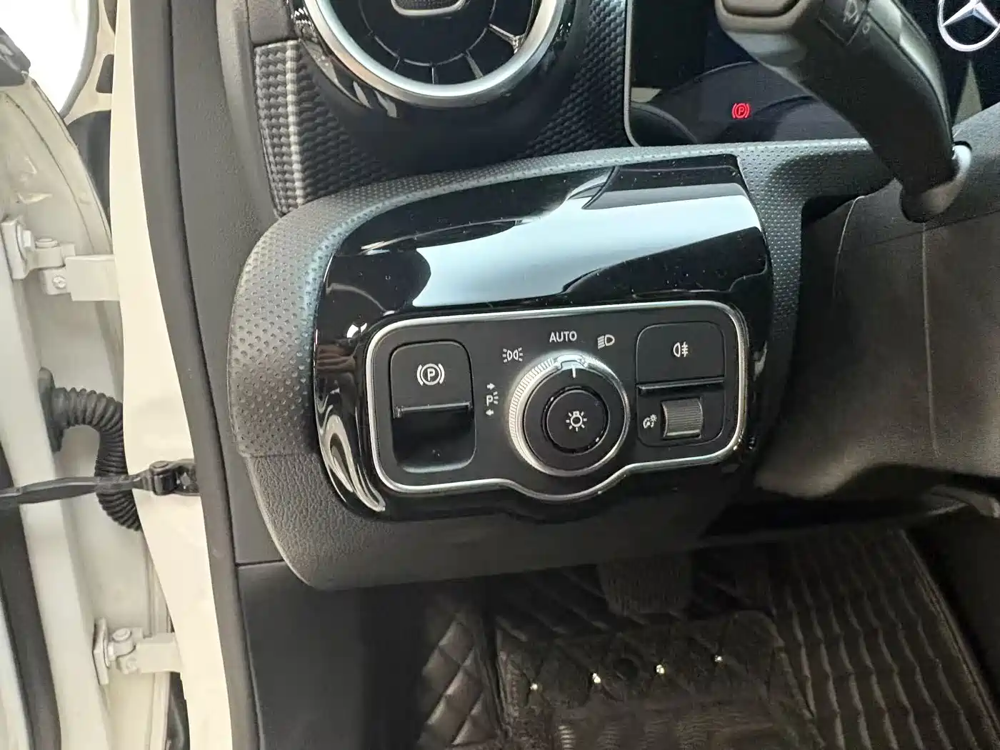 Mercedes-Benz A-Class 2019 Facelift A 200 L Sports Sedan фото 13