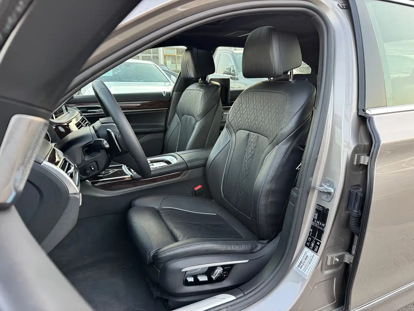 BMW 7 Series 2016 750Li xDrive 4-Seater фото 9