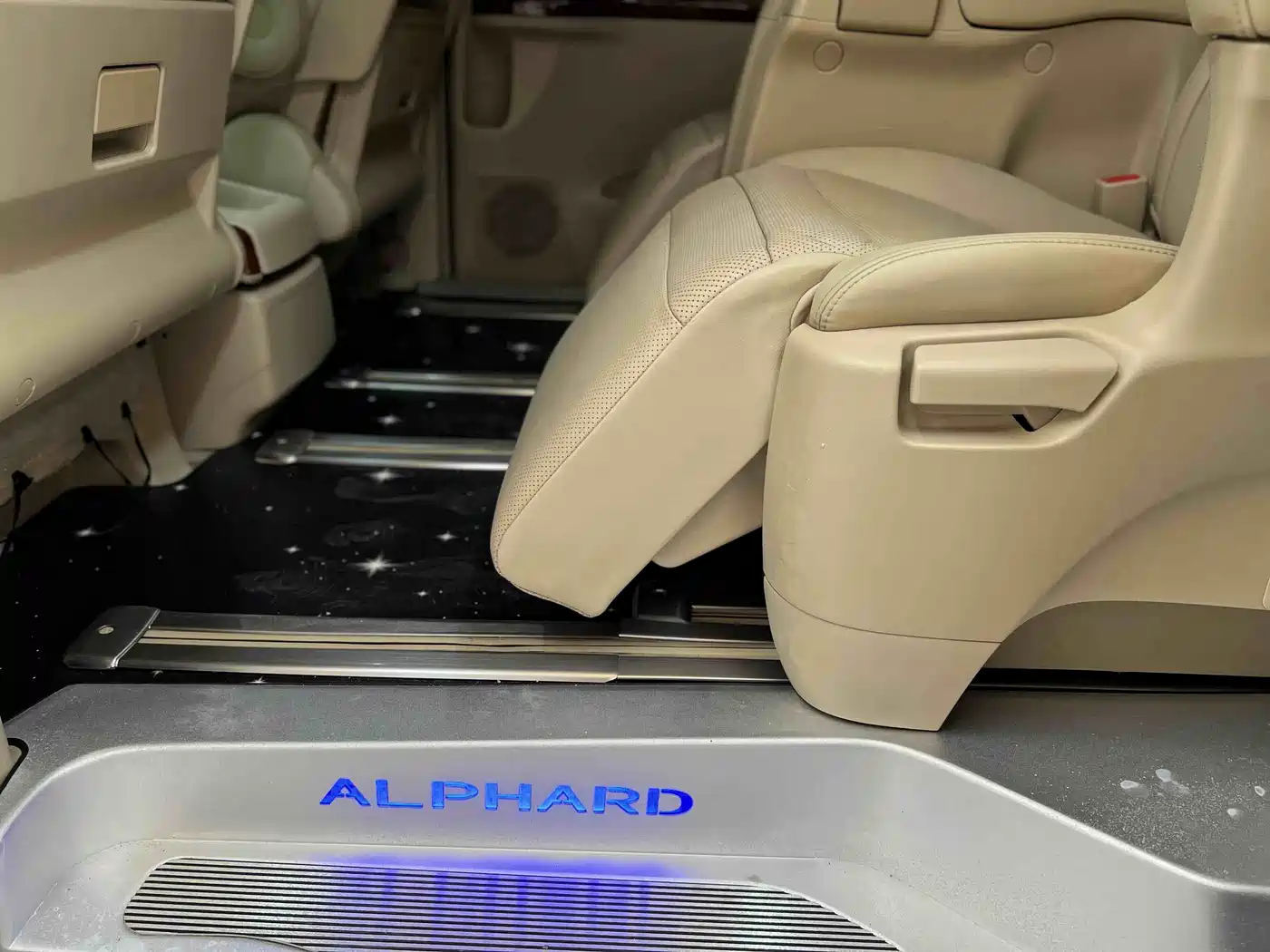 Toyota Alphard 2011 Model 2.4L Luxury фото 20