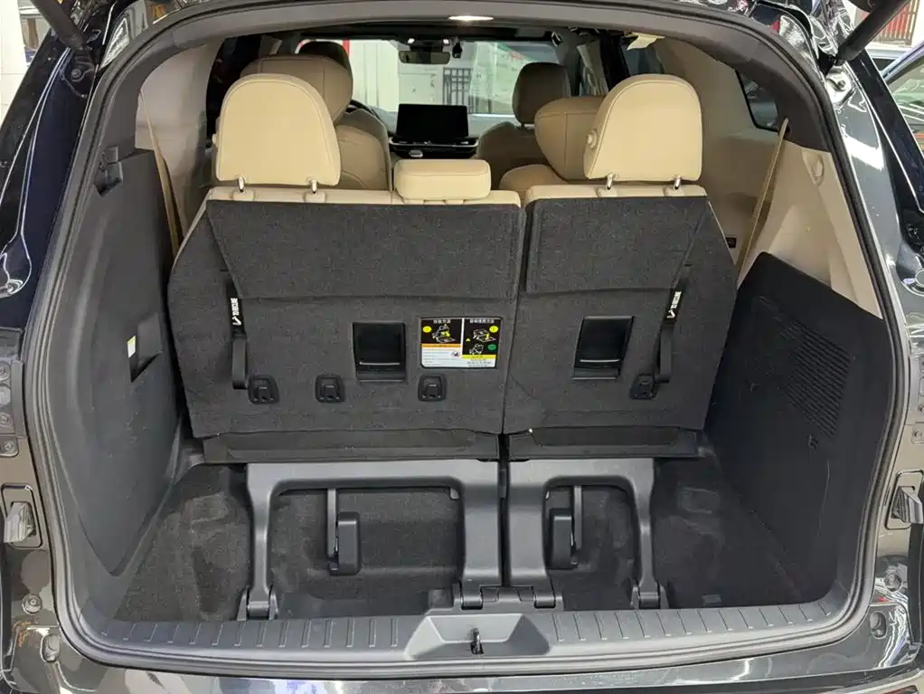 Toyota Sienna 2023 2.5L Hybrid Premium Edition фото 8