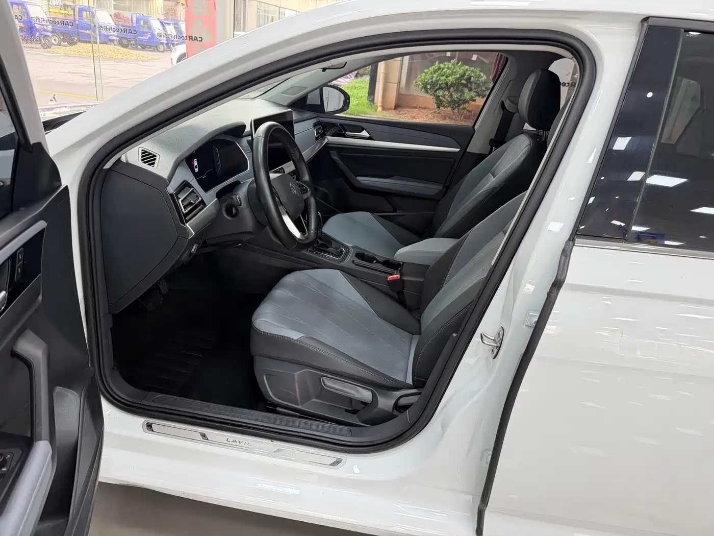 Volkswagen Lavida 2023 1.5L Auto Five Million Edition фото 4