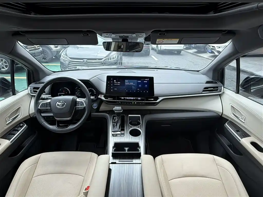 Toyota Sienna 2023 2.5L Hybrid Premium Edition фото 9