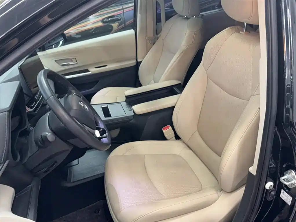 Toyota Sienna 2023 2.5L Hybrid Premium Edition фото 7