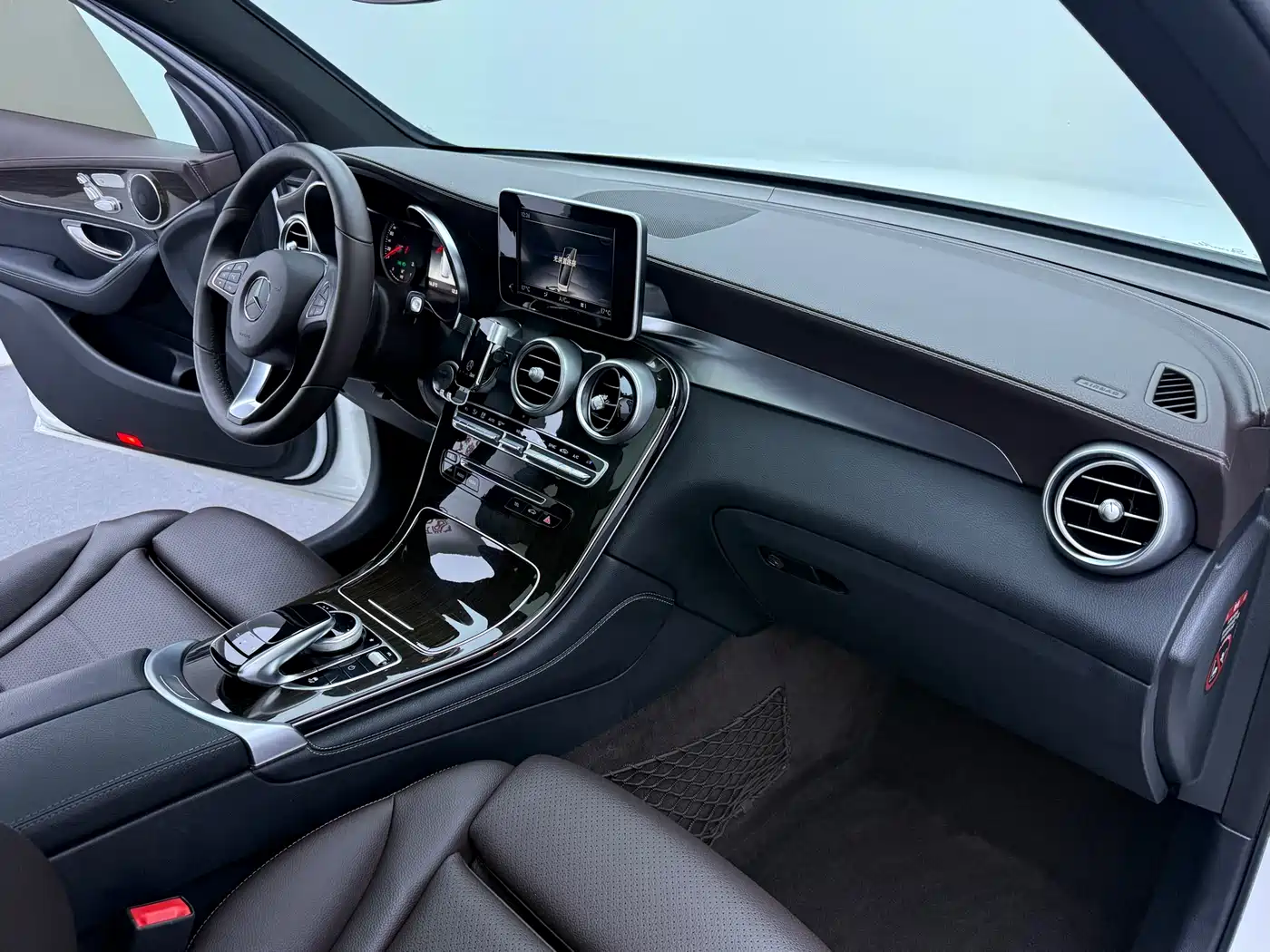 Mercedes-Benz GLC 2018 Facelift GLC 260 4MATIC Luxury фото 24