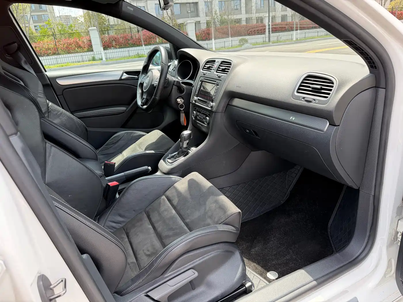 Volkswagen Golf (Import) 2011 2.0TSI R фото 8