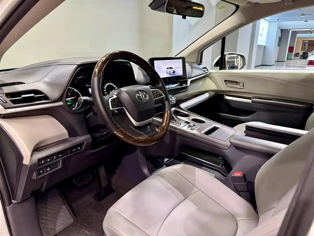 Toyota Granvia 2024 2.5L Hybrid Comfort фото 19