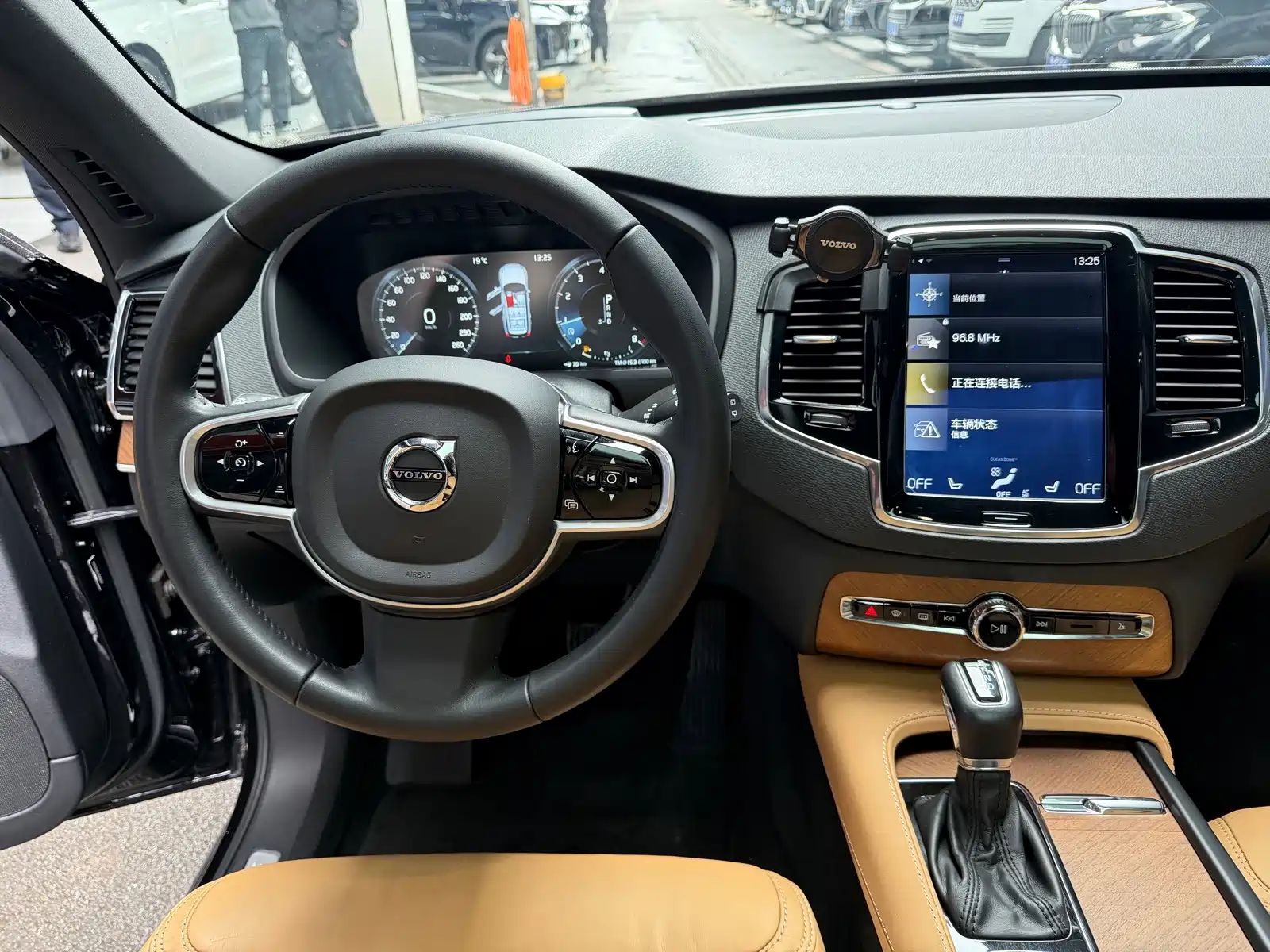 Photo 13 - Volvo XC90