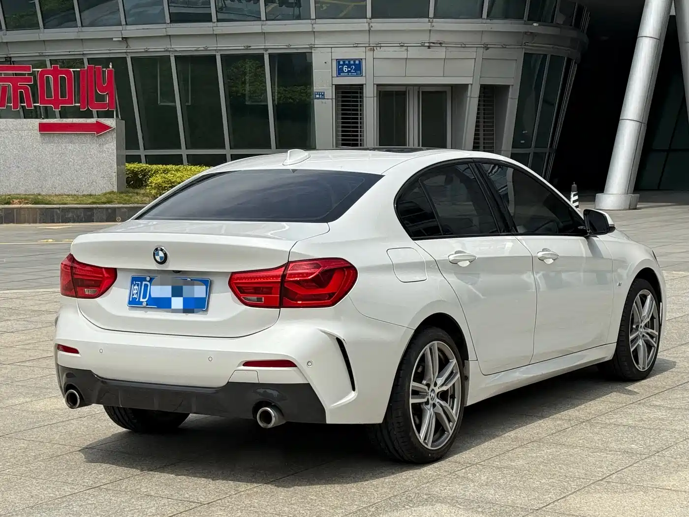 BMW 1 Series 2019 120i Leading M Sport Package фото 4