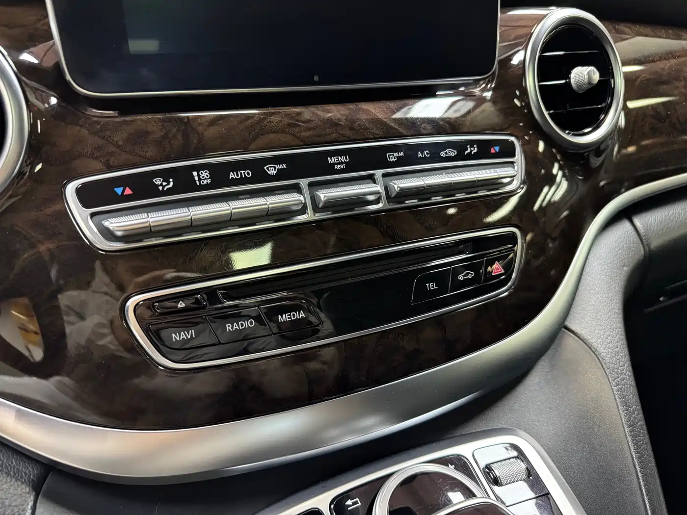 Mercedes-Benz V-Class 2017 Model V 260 L Premium Extended Edition фото 18