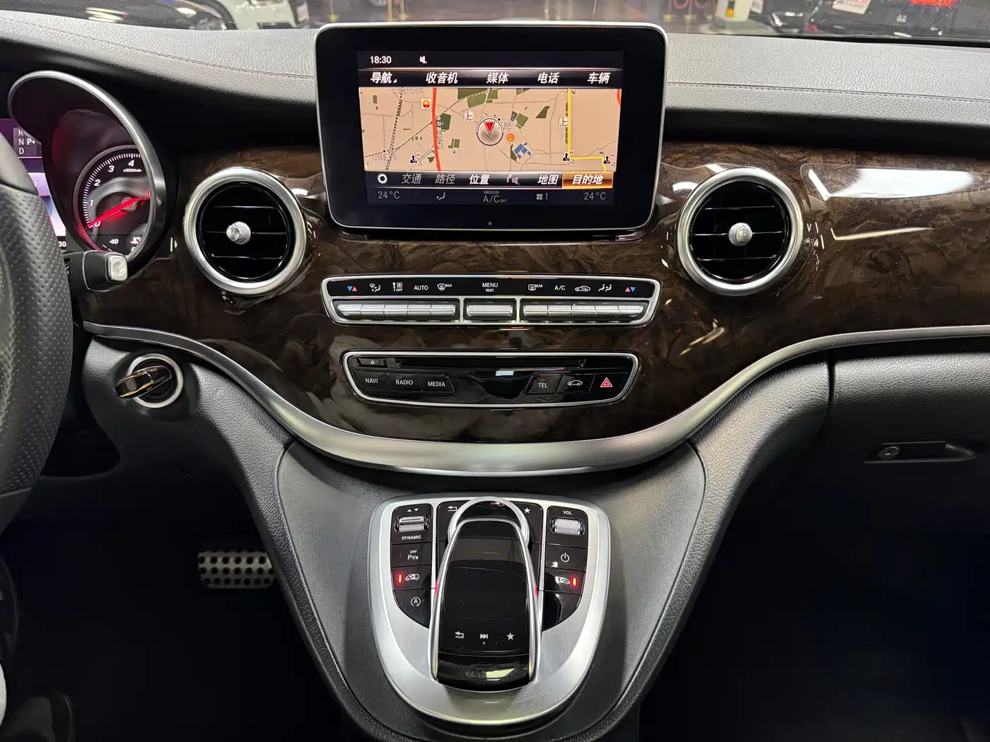 Mercedes-Benz V-Class 2017 Model V 260 L Premium Extended Edition фото 24