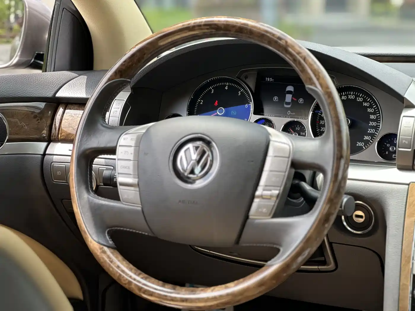 Volkswagen Phaeton 2012 3.6L Premium Custom фото 8