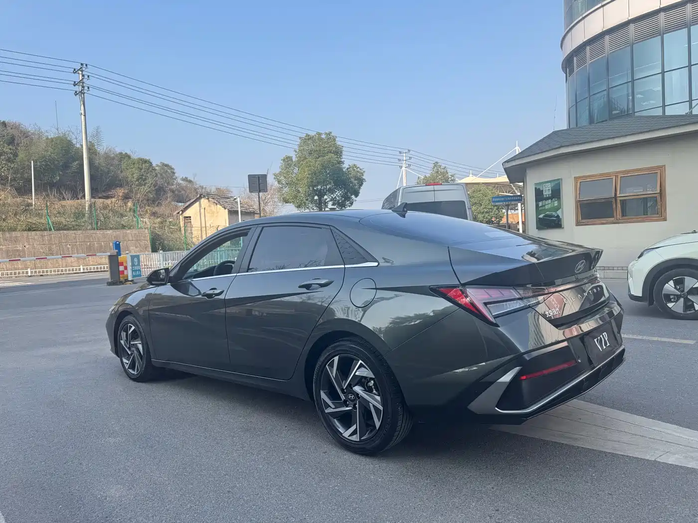 Hyundai Elantra 2023 Model 1.5L CVT LUX Premium Edition фото 6