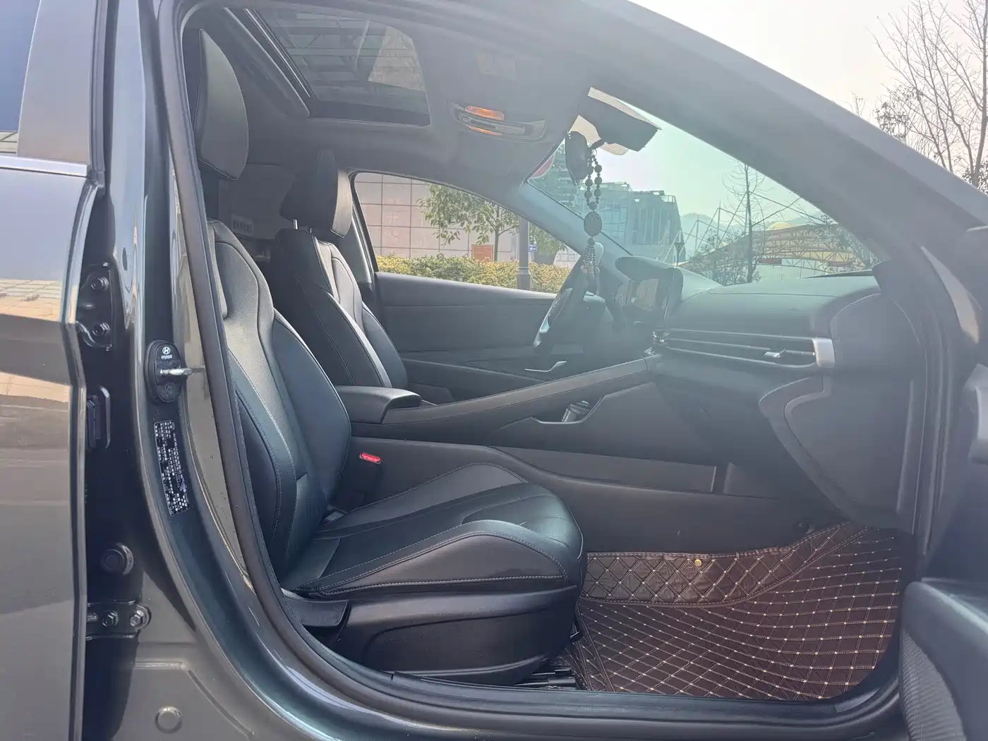 Hyundai Elantra 2023 Model 1.5L CVT LUX Premium Edition фото 7