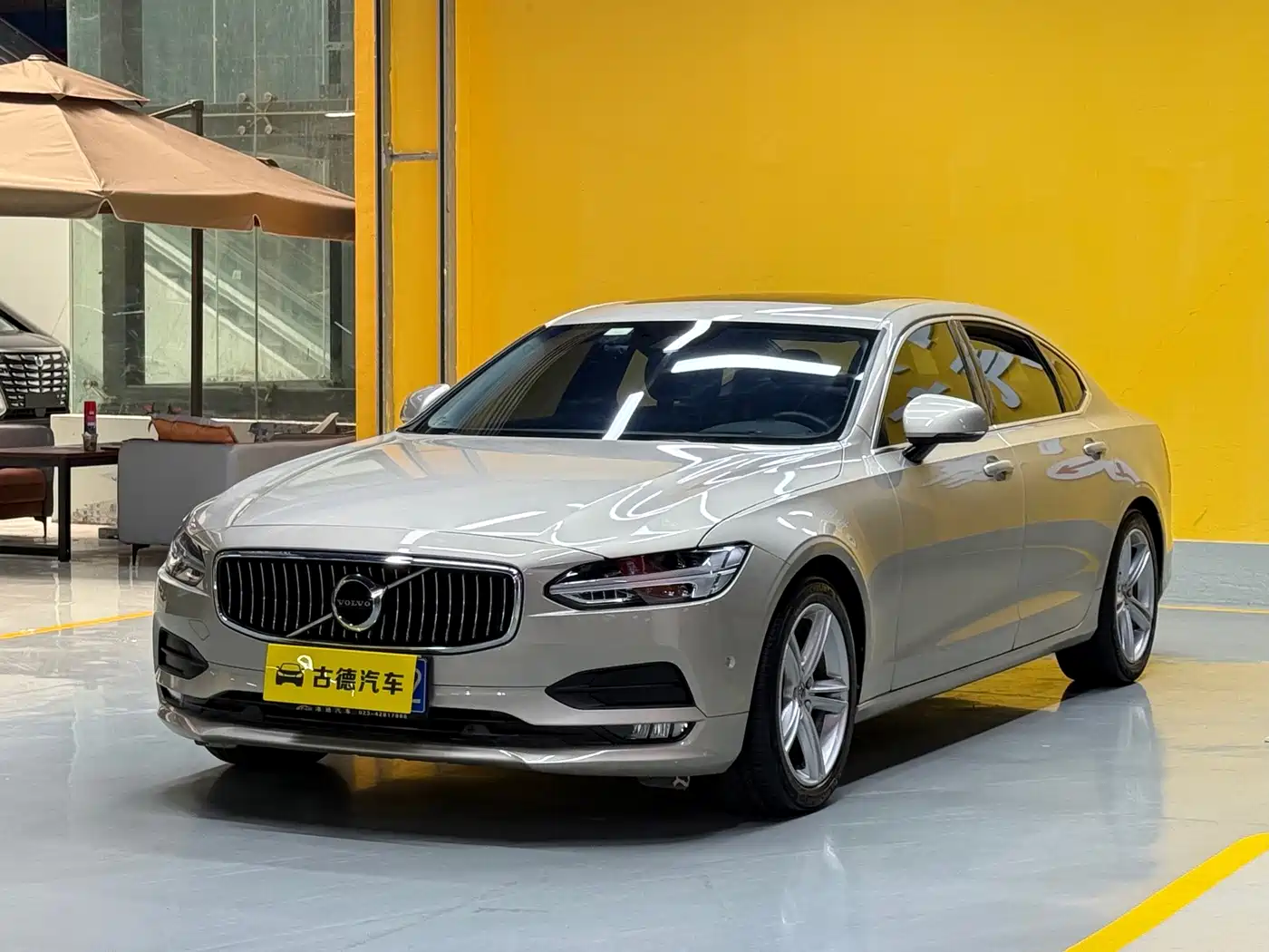 Фото 1 - Volvo S90