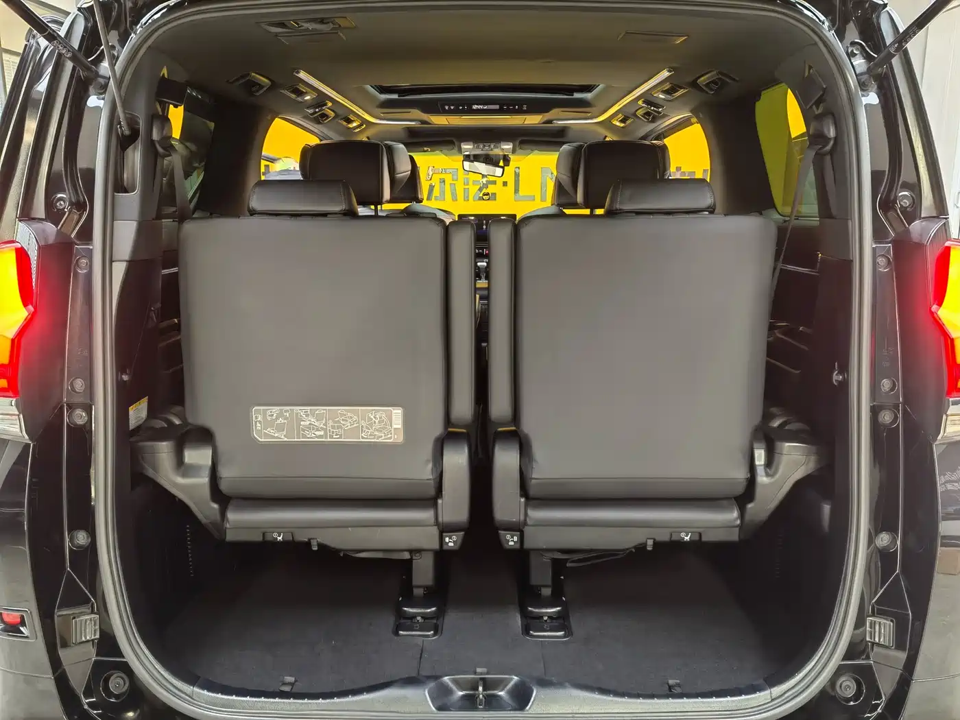 Lexus LM 2020 300h Seven-Seater Elegance Edition фото 9