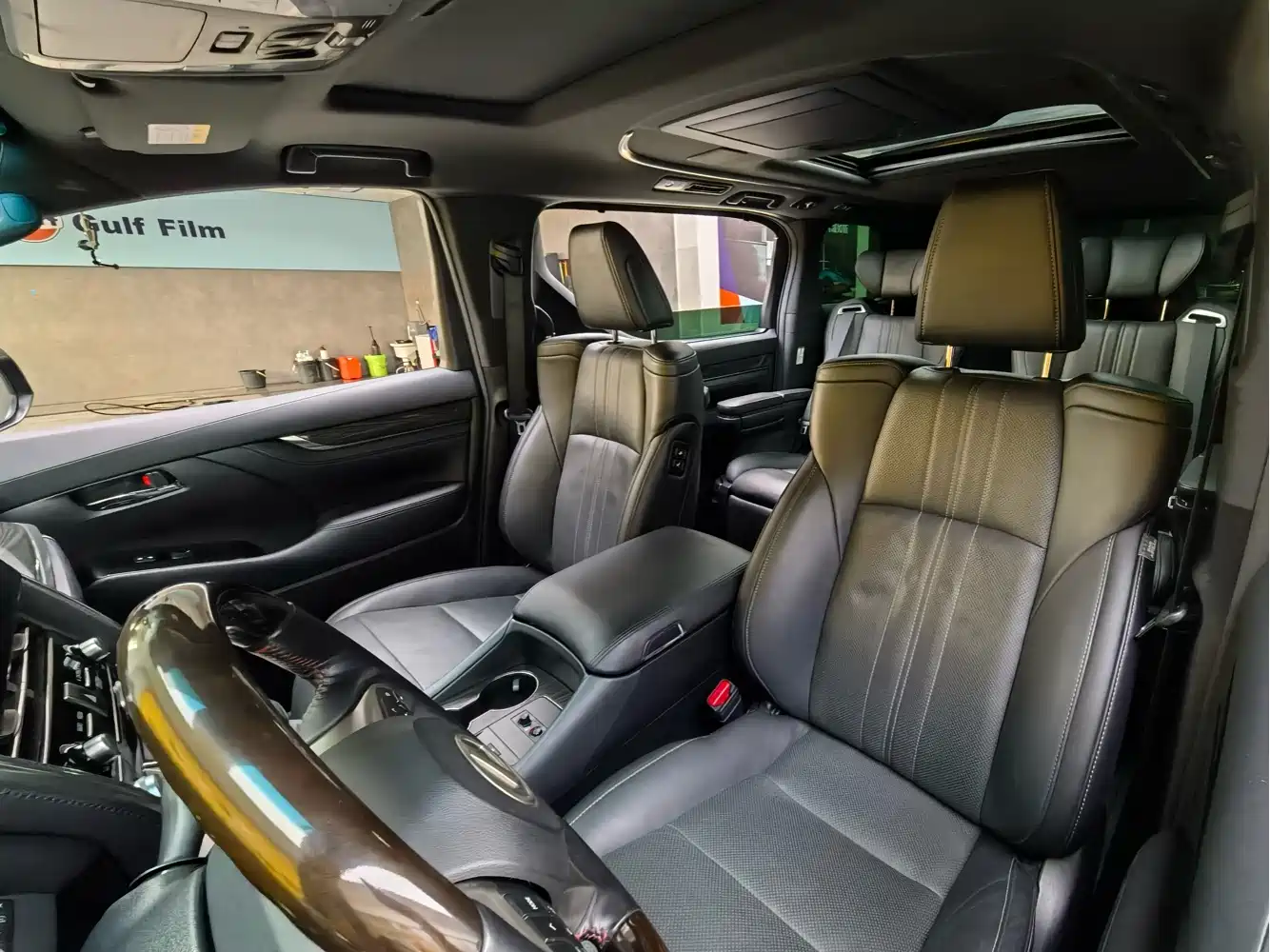 Lexus LM 2020 300h Seven-Seater Elegance Edition фото 16